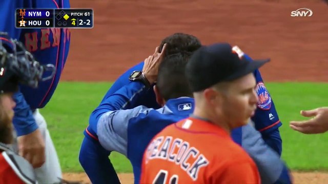 Une balle de baseball casse le nez d'un joueur