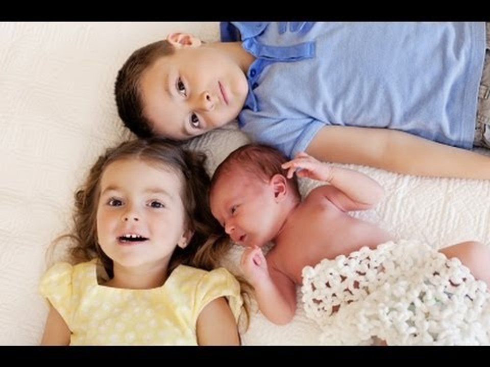 سلوكيات الأطفال: نصائح لعلاج غيرة الطفل من المولود الجديد