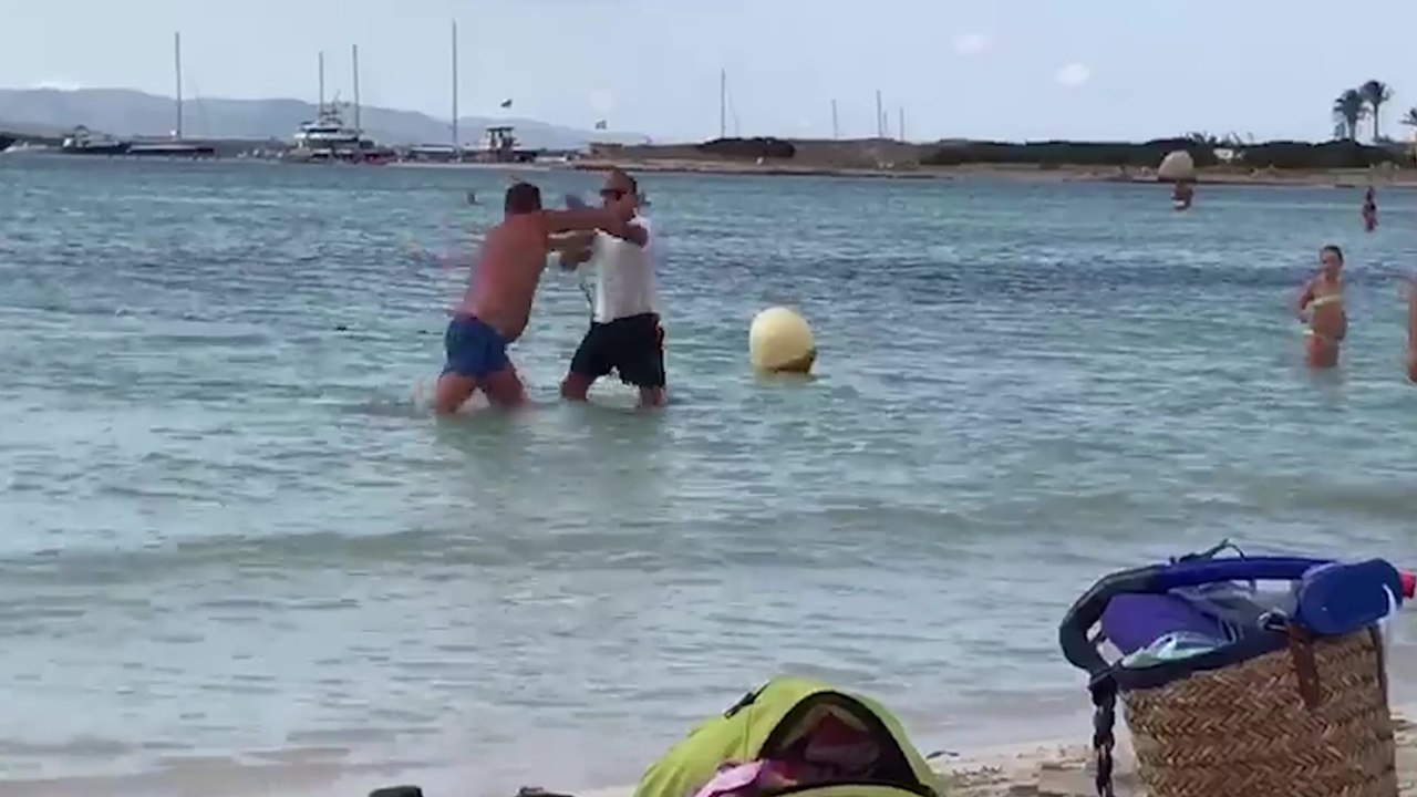 Un touriste dort dans un bateau