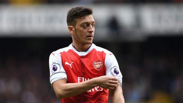 Arsene Wenger hits back at Arsenal legends who criticised Mesut Ozil