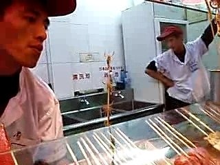 Brochettes de scorpions, d'hippocampes, vers à soie...