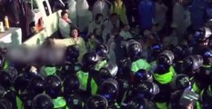 Güney Kore'de ABD'nin THAAD'larına karşı çıkan yüzlerce kişi polisle çatıştı
