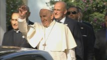 Un sonriente papa Francisco parte hacia la sede presidencial colombiana