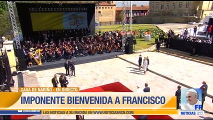 Artista colombiano Fonseca interpretó el himno nacional durante bienvenida del papa en la Casa de Nariño