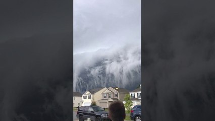 Des nuages en forme de tsunami