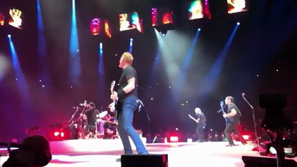 Un membre du groupe Metallica chute sur scène en plein concert