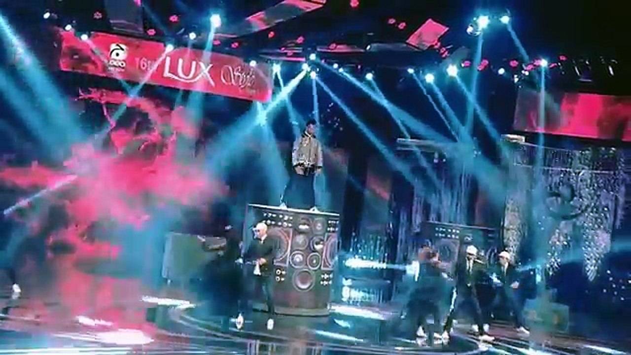 Atif_Aslam_Singing_Various_Songs_in_Lux_Style_Awards_2017