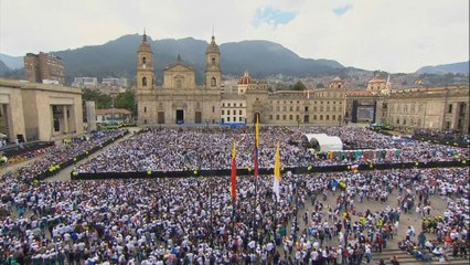 Miles de jóvenes ovacionan al papa en la Plaza de Bolívar de Bogotá