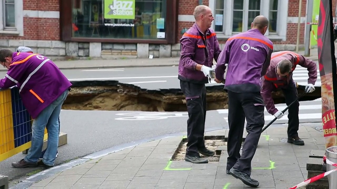 Une fuite d'eau provoque un trou de 36 mètres carrés chaussée de Louvain