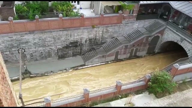 Une fuite d'eau provoque un trou de 36 mètres carrés chaussée de Louvain