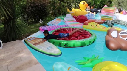 CHALLENGE COURSE D'OBSTACLES SUR DES GONFLABLES DANS LA PISCINE !