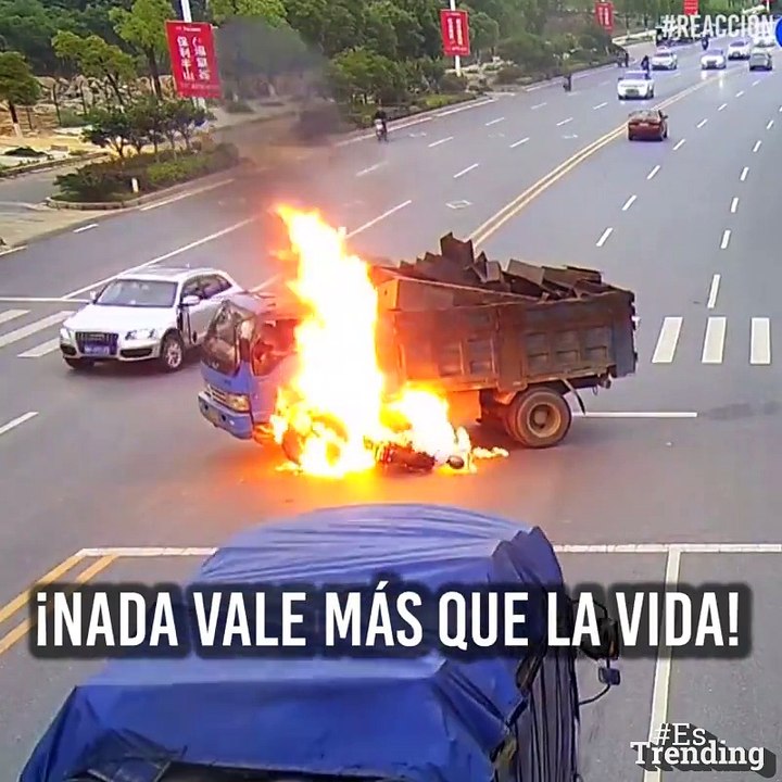 Impresionante : choque entre un motociclista y camión