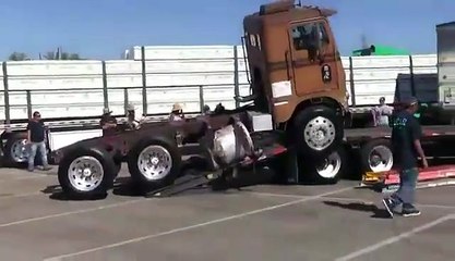 Mala maniobra al intentar subir un camión