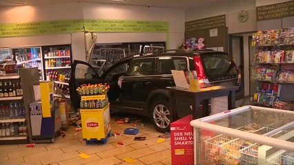 شاهد: اصطدام سيارة مسن ألماني بمحطة وقود