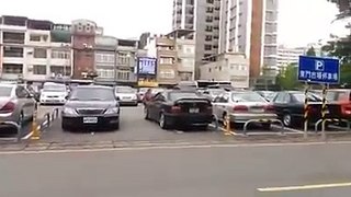 車主不知道他停的車位有什麼問題，自拍影片上網詢問，大家可以告訴他嗎？