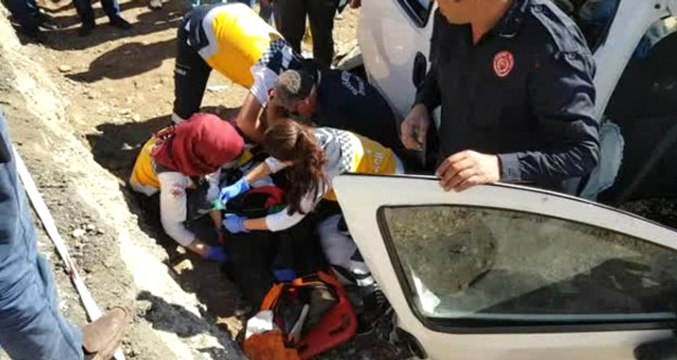 İran'a Ceviz Götüren TIR ile Hafif Ticari Araç Çarpıştı: 2 Ölü