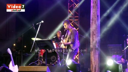 حمزة نمرة يغنى "تذكرتى" لايف