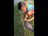 Ce gamin attrape un beau poisson avec son jouet canne à peche...
