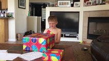 Réaction d'un petit garçon quand il découvre le cadeau de son anniversaire!