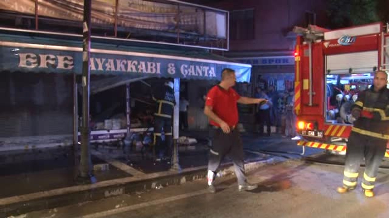 Ayakkabı Dükkanı Alevlere Teslim Oldu