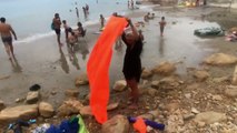 Comment gonfler son chillbag avec classe à la plage... Ou pas!