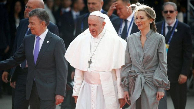 Pope Francis urges Colombia to stay on the path of peace