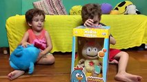 PEGA PINTINHO AMARELINHO DA GALINHA PINTADINHA Paulinho Brincando - c/ Música Infantil par