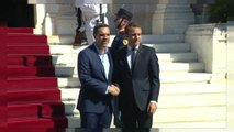 Macron ad Atene critica il Fmi: 
