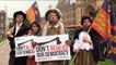 Vestidos como Enrique VIII de Inglaterra, protestan contra Ley de la Gran Derogación