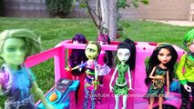 Juguetes de Monster High en español - Ataque de Titanes Draculaura se come a Deuce - Recop