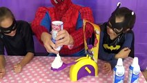 Défi visage dans enfants vie tarte réal super-héros contre Joker catwoman batgirl