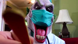 Et docteur drôle géant aiguille malade homme araignée super-héros vidéo contre Joker