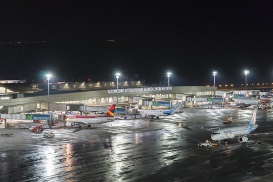 Aerolíneas ecuatorianas cancelan vuelos a zonas afectadas por el huracán Irma