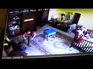 خادمة تضرب طفل في البحرين وتهرب مع عشقيها للممارسة الدعارة فيديو