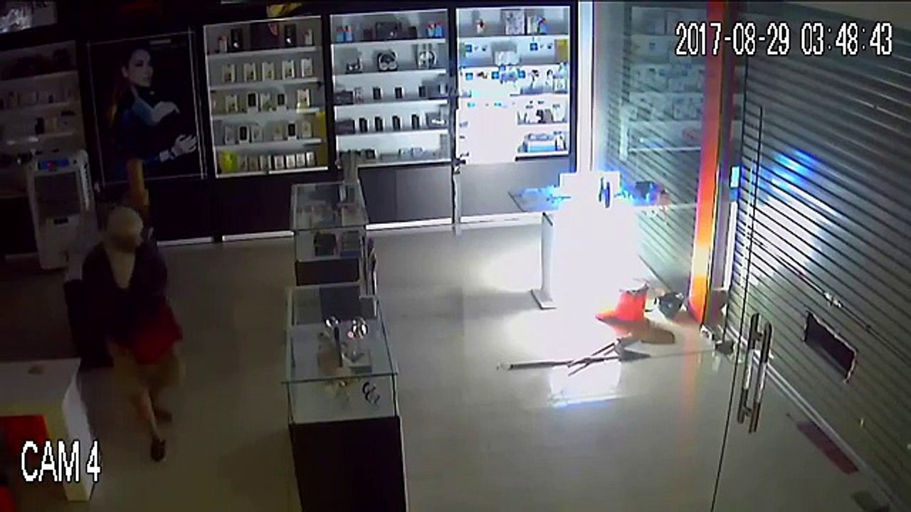 Trộm cắt cửa, đột nhập cửa hàng "cuỗm" hàng chục điện thoại