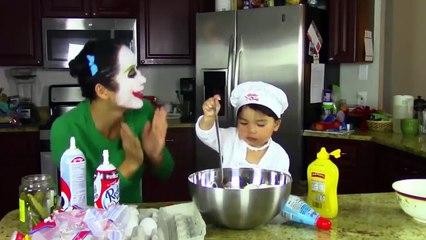 مهرج فتاة يأكل ماكدونالدز من المرحاض؟ ث الطفل الشيف، المجمدة إلسا، سبايدرمان، وردي العنكبوت فتاة