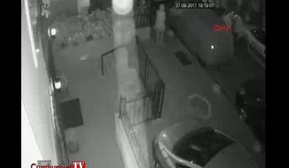 Sokak ortasında eşine kurşun yağdırdı