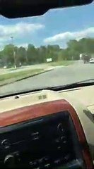 Une voiture sans chauffeur tracté par un pick-up !