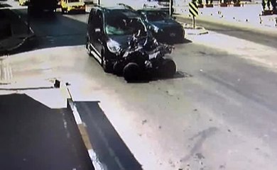 Atv Sürücüsünün Çarpma Sonrası Yola Fırlaması Kamerada