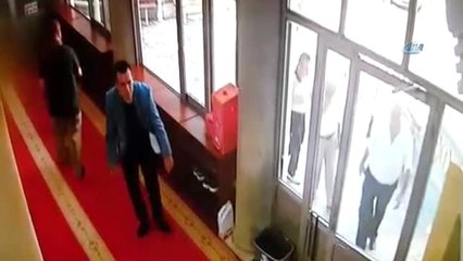 Camiden Ayakkabı Çalan Şık Giyimli Hırsız Kamerada