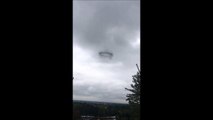 Un cercle de fumée mystérieux apparaît dans le ciel.