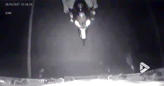 2 braqueurs à moto essaient d'ouvrir un camion alors qu'il roule et c'est le drame... Bad Karma