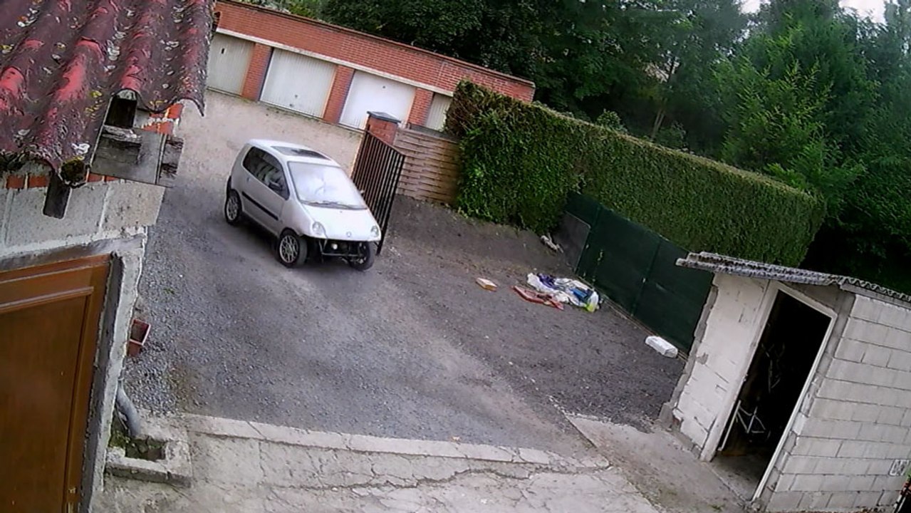 Régis gare sa voiture sans permis..