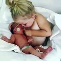 Yeni doğan kardeşini emziren kız - acemikamera