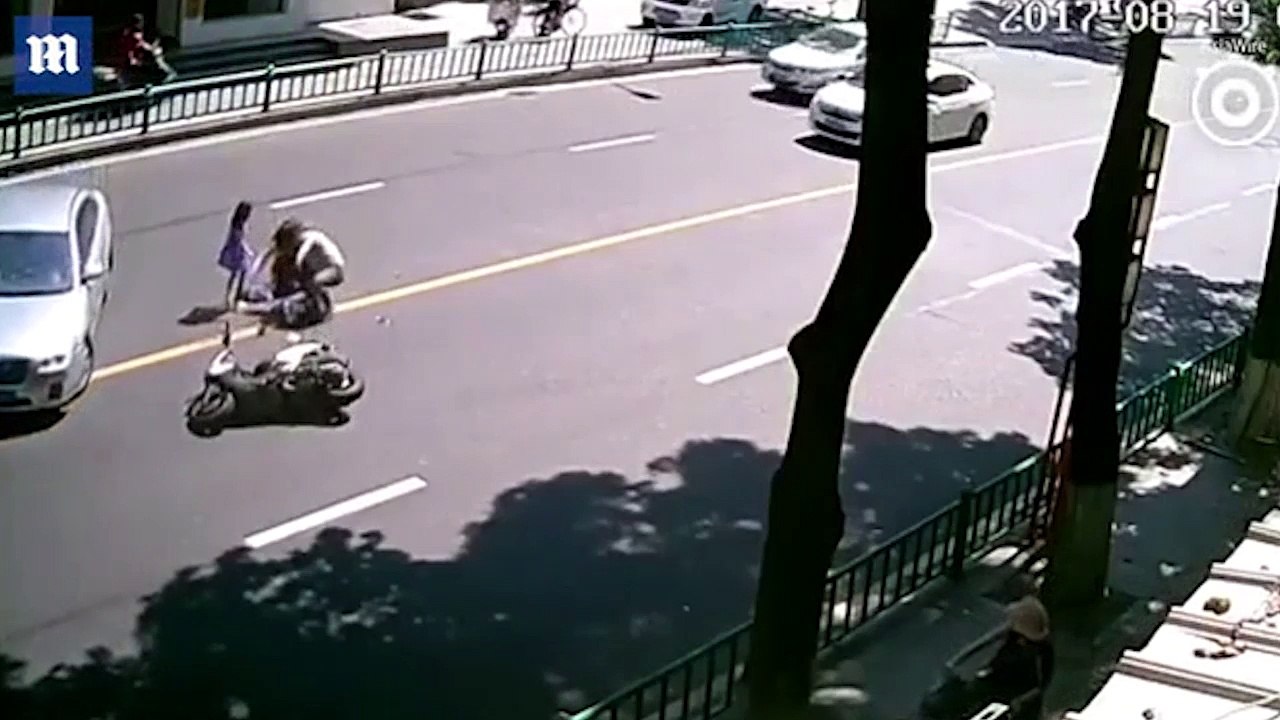 Ngã lộn nhào giữa đường, xe máy tự rồ ga bỏ chạy vì "giận dỗi" khổ chủ