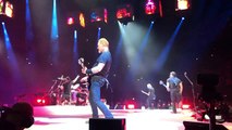 La chute du chanteur James Hetfield lors d'un concert de Metallica au Ziggo Dome d'Amsterdam