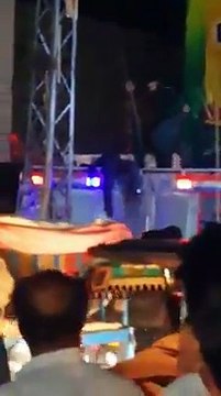 فیصل آباد؛نڑوالا چوک وارڈن والے نے رکشے والے کا ایک ہزار کا چالان کر دیا رکشے والے نے بجلی کے کھمبے پے چڑھ کے مین تارے