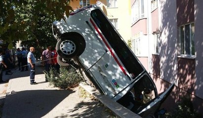 Dolmuş taksi bahçeye uçtu: 4 yaralı