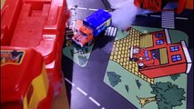 Jouet des voitures se plonger dans mousse de nombreux jouet des voitures pour amusement jouets des voitures pour garçons vidéos pour enfants et