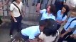 سکول، کالج کے لڑکے ہی نہیں لڑکیاں بھی سڑک پر لڑائی کرتی ہیں۔ اگر یقین نہ آئے تو یہ ویڈیو دیکھ لیں۔ ویڈیو: رانا امتیاز۔